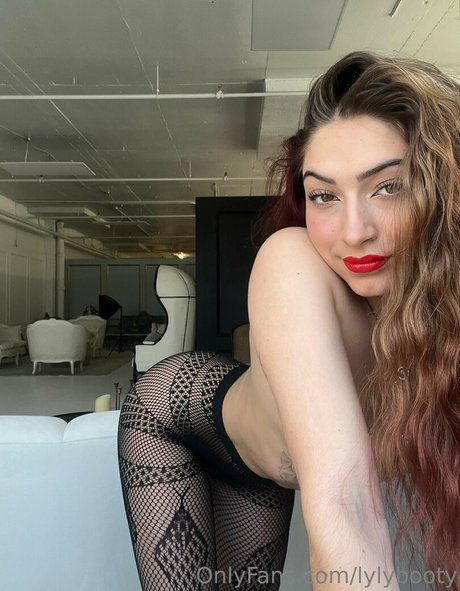 lylybooty nude onlyfans leak