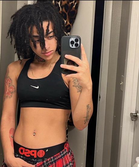 Treasure Osiria feet onlyfans