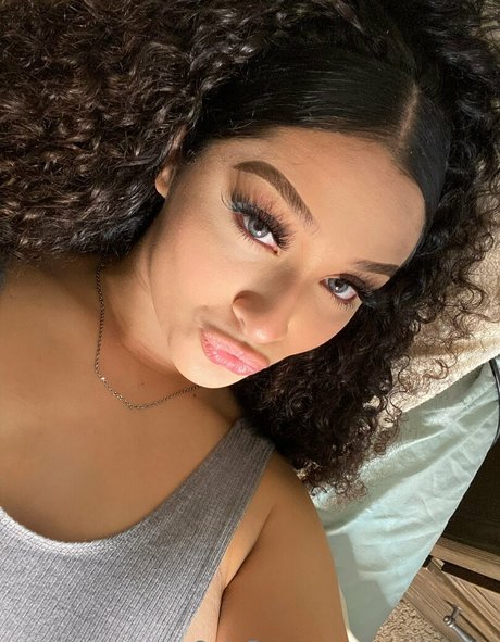 baddgirlriri nude on onlyfans