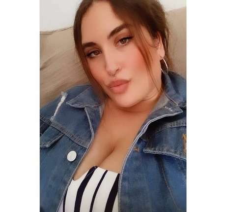 elviabombon onlyfans nude leaks