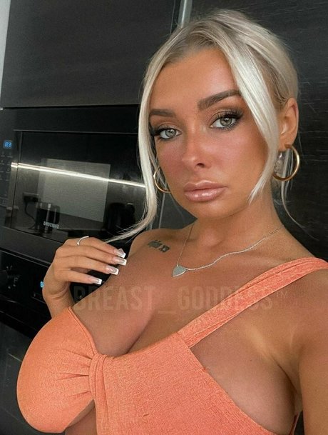 Lucy Cartlidge onlyfans leaked.