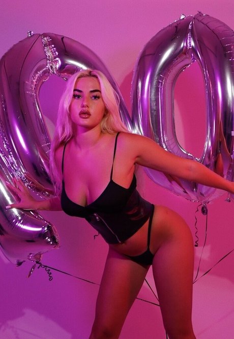 olivia snow69 onlyfans strip tease