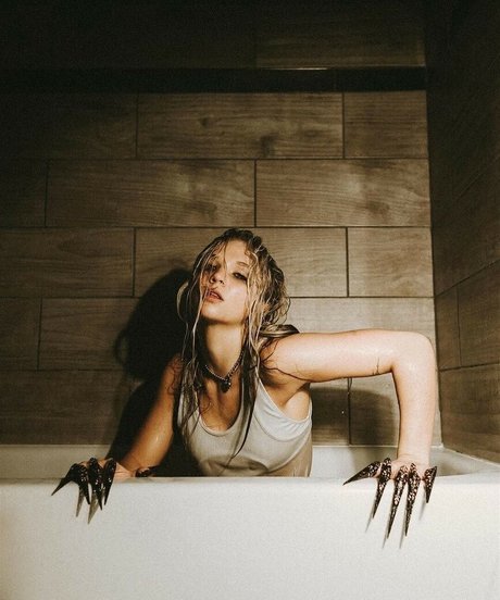 Julia Hart naked onlyfans pics