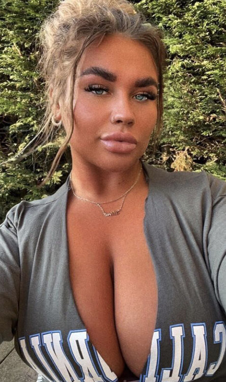 Nicole Barker onlyfans content