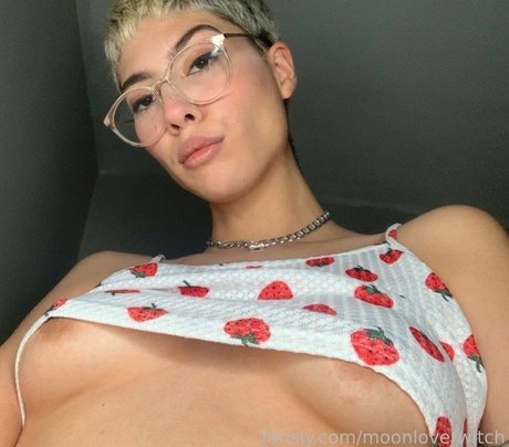 MoonloverWitch onlyfans model
