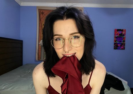 AnnieDro onlyfans topless