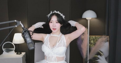 BJ Pyuri topless onlyfans