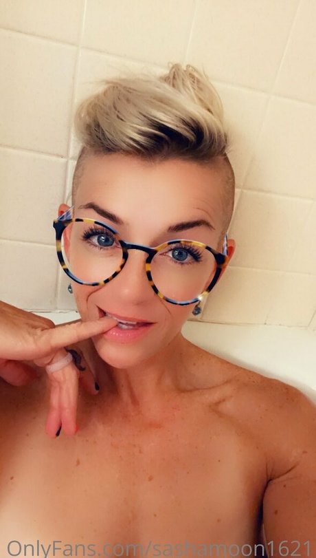 sashamoon1621 onlyfans nude content