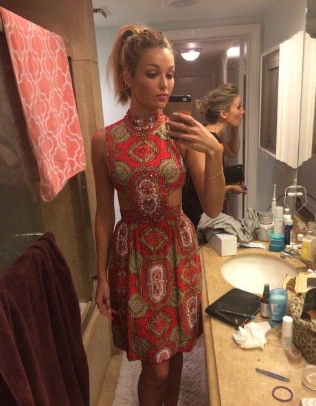 Lili Simmons topless onlyfans