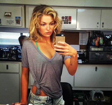 Lili Simmons onlyfans strip tease