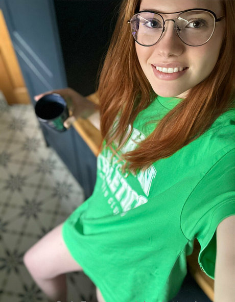 charlotteglowsup onlyfans strip