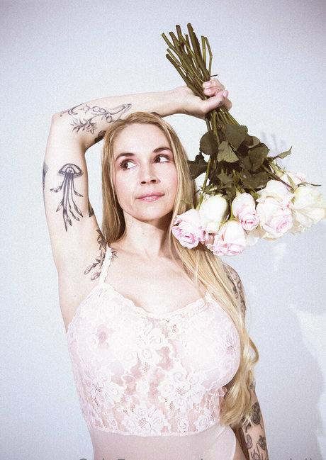 Sarahvandella naked onlyfans leak