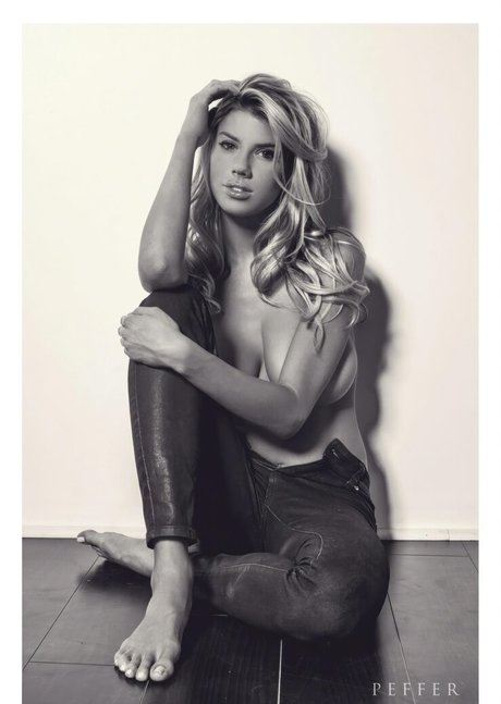 Charlotte McKinney onlyfans model photos