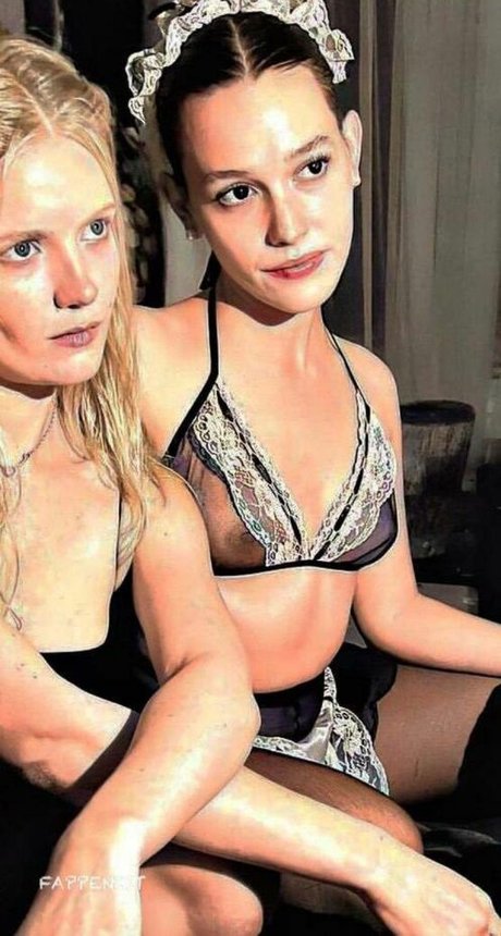 Victoria Pedretti leak onlyfans