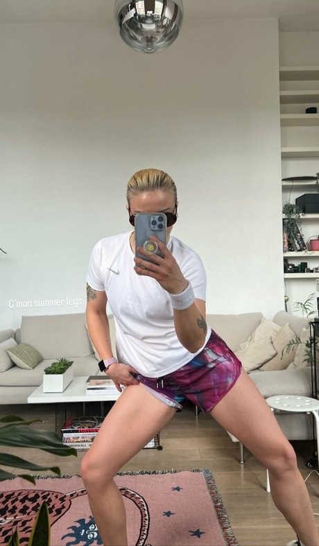 Julia Hardy only fans pic