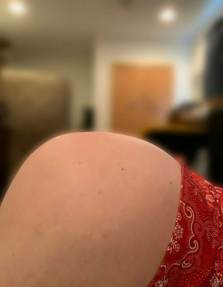 shes a wallflower onlyfans model photo