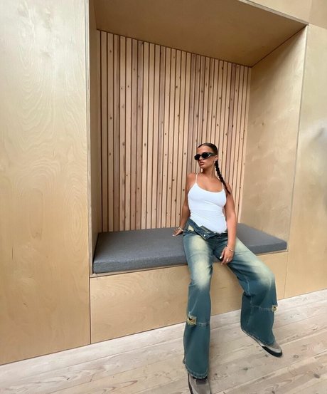 Isabella Evans onlyfans nude content