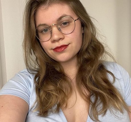 Lina Love onlyfans strip tease