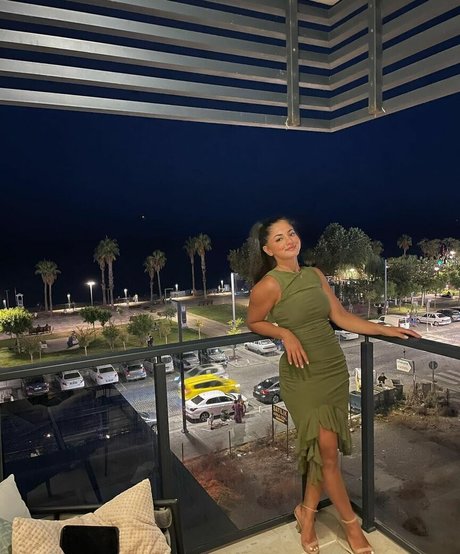 Mezdha Afzali onlyfans.