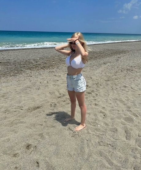 blonde vivi onlyfans model photos