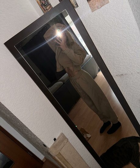 blonde vivi onlyfans model