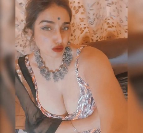 Nayoni Dutta onlyfans boobs