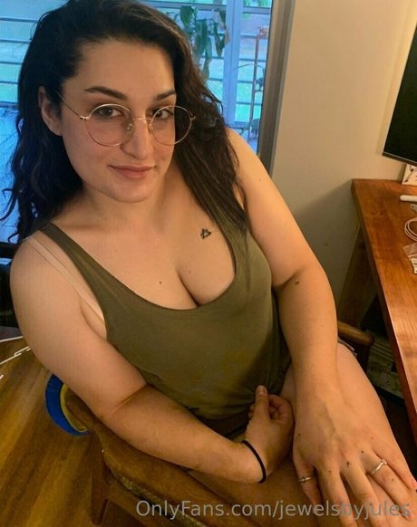 jewelsbyjules onlyfans posts