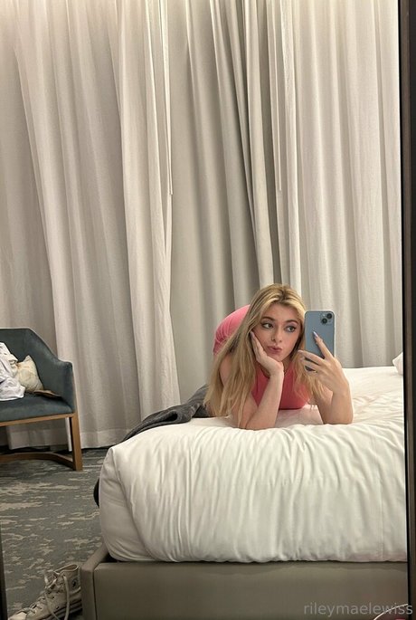 rileymaetwo nude leaks onlyfans