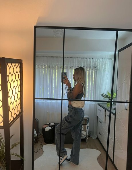 lilydawson01 onlyfans ass