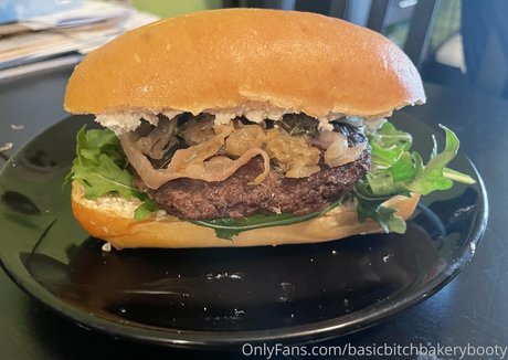 basicbitchbakerybooty nude on onlyfans