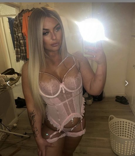 ashtonhughesxo onlyfans topless