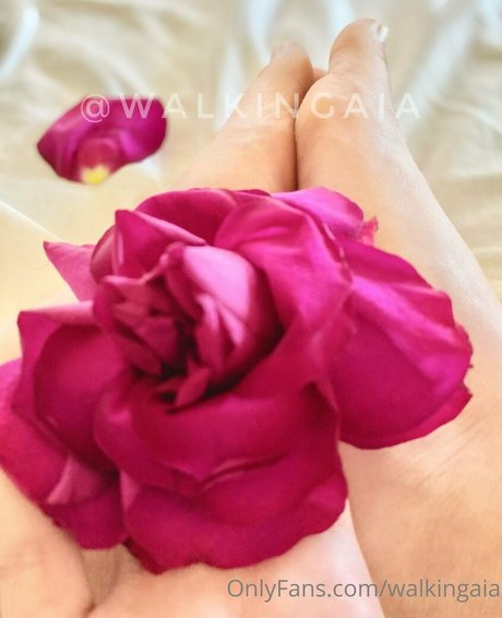 walkingaia naked on onlyfans