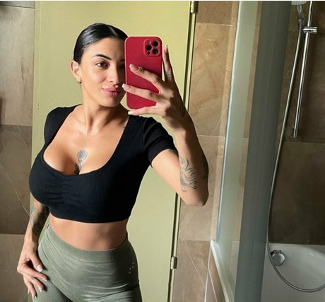 neliagold onlyfans model photos