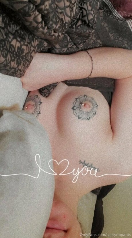 sassynopants nude only fans leaks