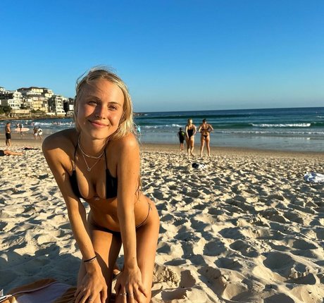 Sarah Lloyd nude onlyfans leaked