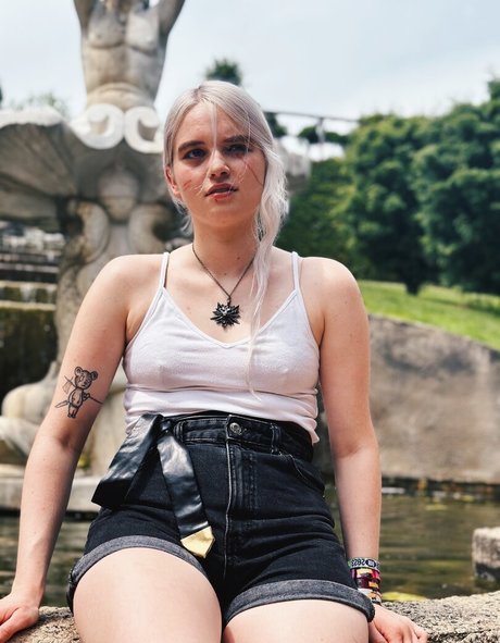 Larissa Zeeuwe onlyfans lean