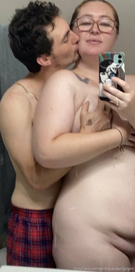 pr3ttyandpr3gnant onlyfans model