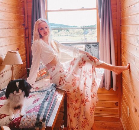 Zandi Holup onlyfans model