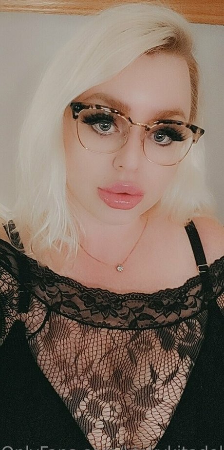 kinkykitadoll naked on onlyfans