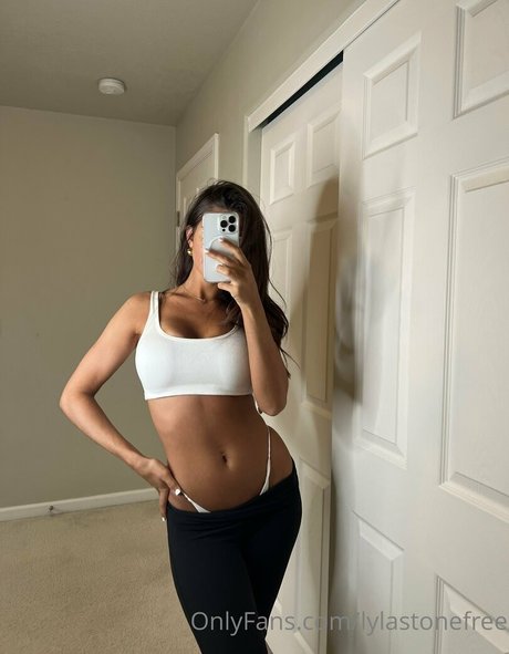 lylastonefree onlyfans model photo