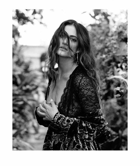 Rona Lee Shimon onlyfans model images