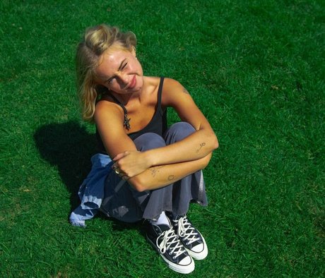 Claire Rosinkranz feet onlyfans