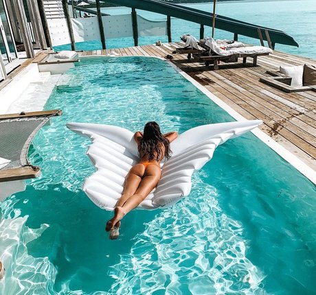 Paulina Gretzky onlyfans strip tease