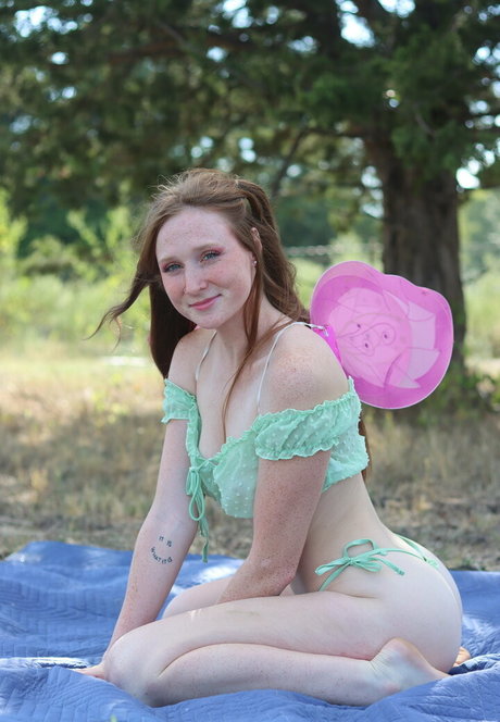 lil strawberry red onlyfans fotos