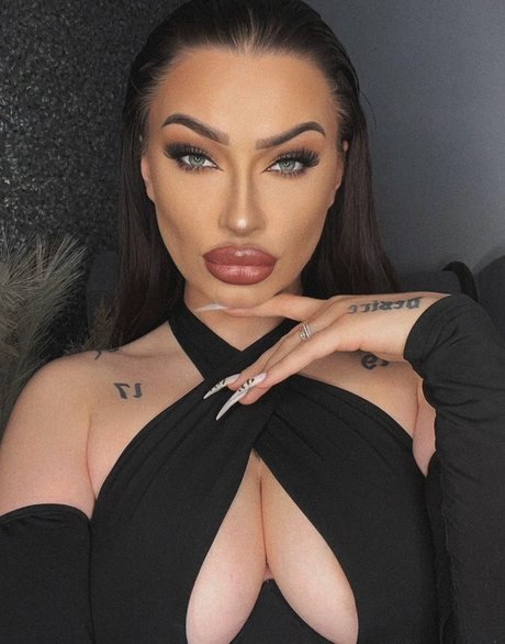 LaReinaMalvadaa onlyfans model photos