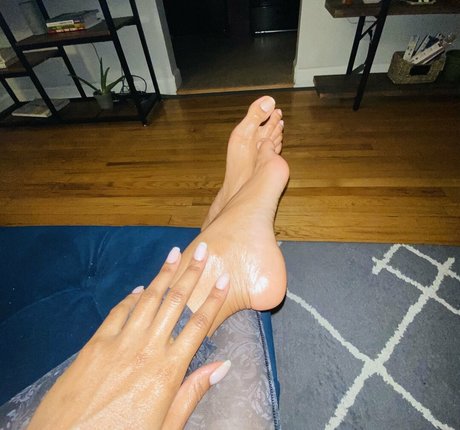 vee feet onlyfans leaked naked