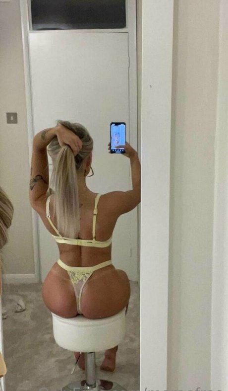 annamorae136 onlyfans strip