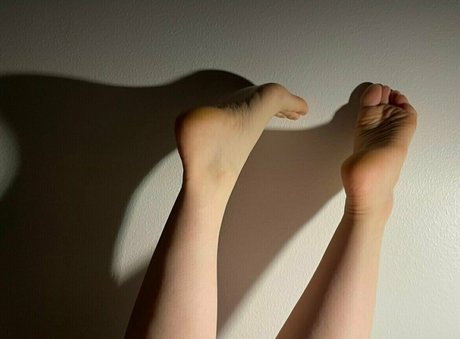 toesonglitter onlyfans strip