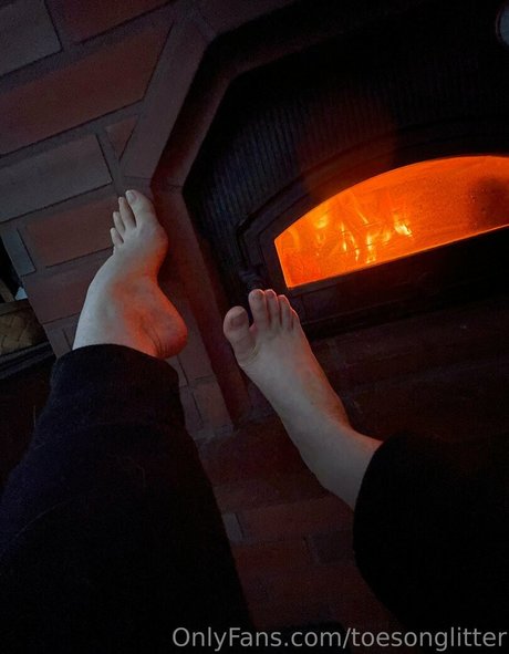 toesonglitter fans only