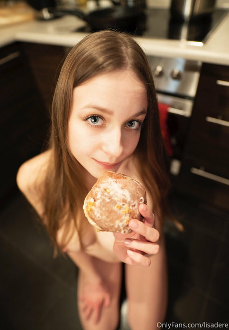 Lisadere onlyfans model images